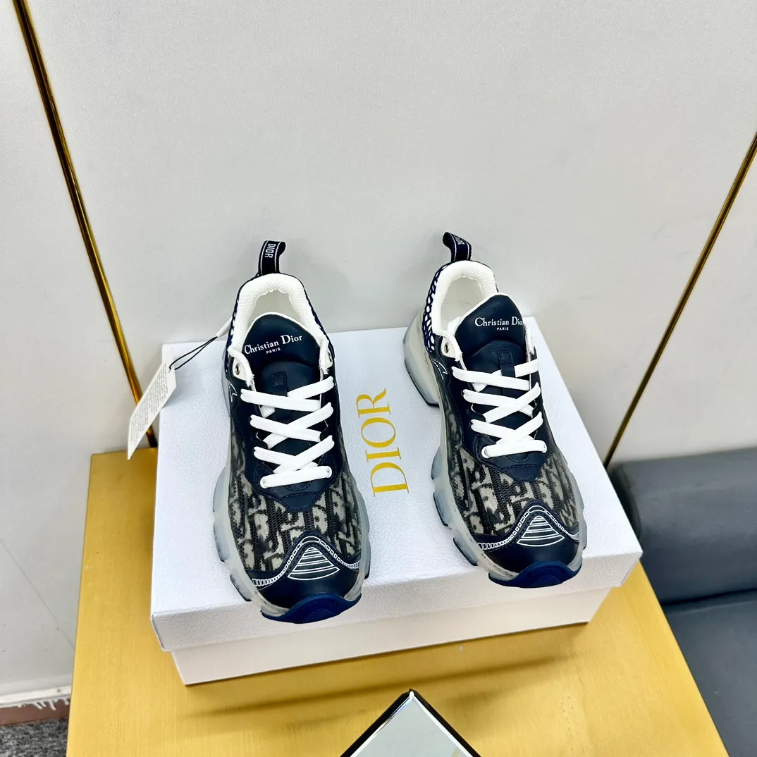 👟👟Ex-factory price 700👟👟 Top version 🌟🌟Dior 2024 spring and summer catwalk new style Vibe iconic fashion modern sports dad shoes CD letter logo Oblique printed pattern lace-up color-blocking thick-soled running shoes Stars' same jelly color casual women's shoes The top high-end version on the market Material: The upper is made of special technology with mesh fabric spliced with metal cowhide + environmentally friendly breathable fabric lining + original molded Tpu combination outsole. Bottom thickness: 4CM Size: 35-40 standard code (34.41 customization is not returnable)